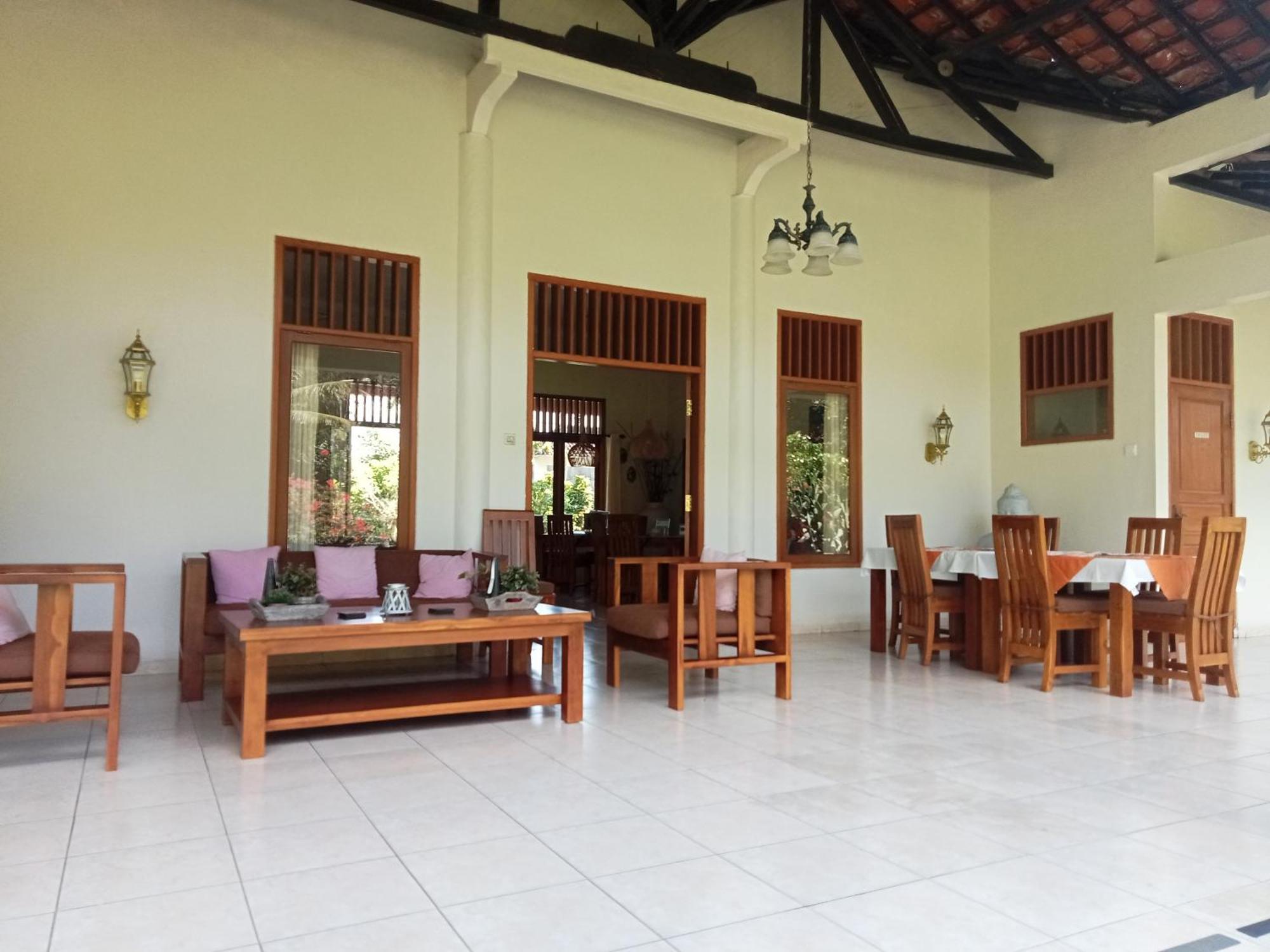 Guesthouse Rumah Senang Kalibaru Exterior foto