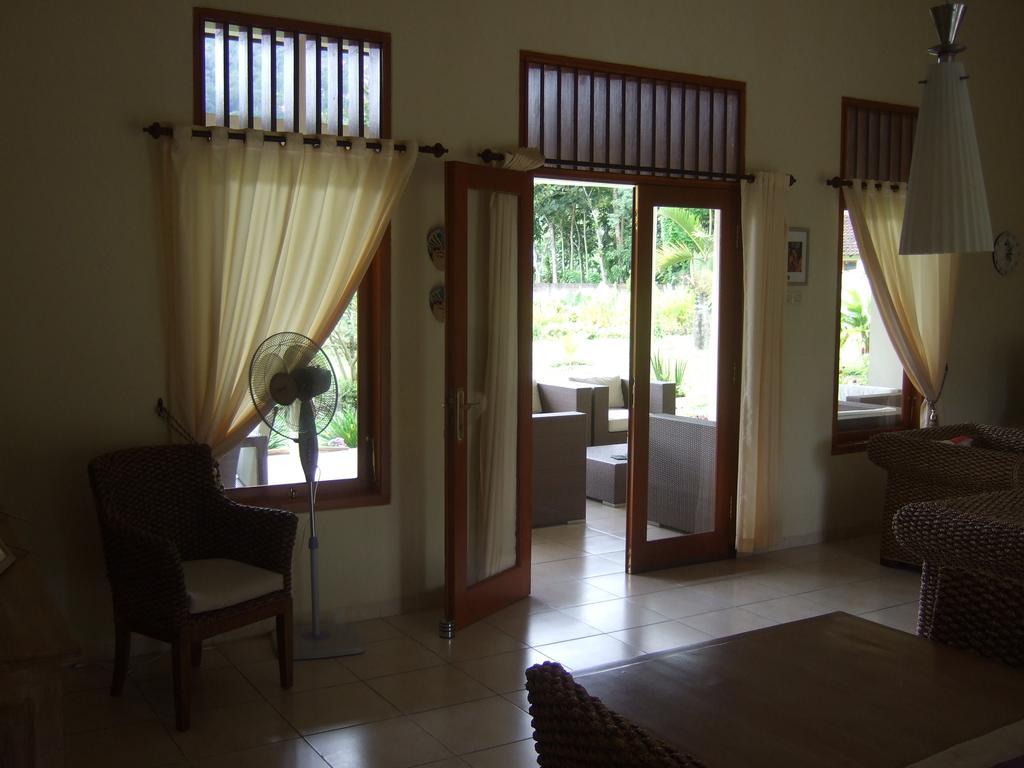 Guesthouse Rumah Senang Kalibaru Exterior foto